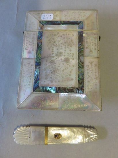 null Card case (10.5x8 cm) and mother-of-pearl pin case (8.5x2 cm).