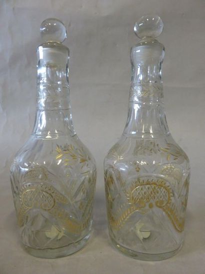 null Trois flacons (21 et 16 cm) en verre taillé et doré, deux vases soliflore en...