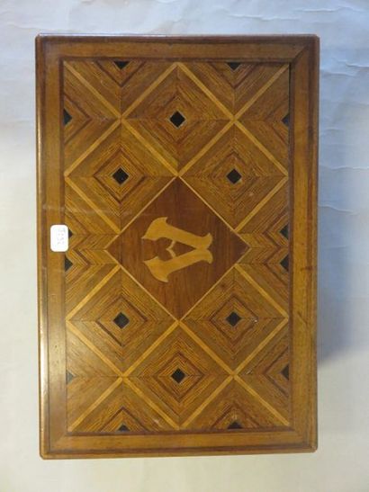 * Miroir rond doré (37 cm) et coffret en bois marqueté (12x32,5x22,5 cm).