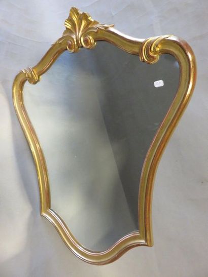 * Miroir polylobé à coquille en bois et stuc doré. 68x56 cm
