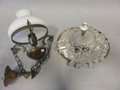 * Plafonnier (30 cm) à pendeloques et lanterne en métal et opaline.