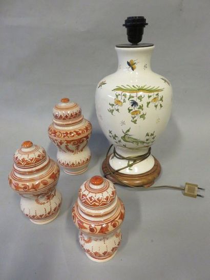 * Lampe (44 cm) et trois vases couverts (scellés) en faïence.