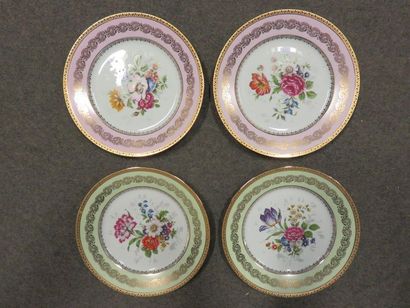 * Quatre assiettes en porcelaine de Limoges à décor floral.