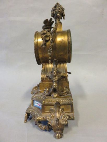 null Pendule en bronze et porcelaine à décor de colombes. Graverand à Paris. 35x28x14...