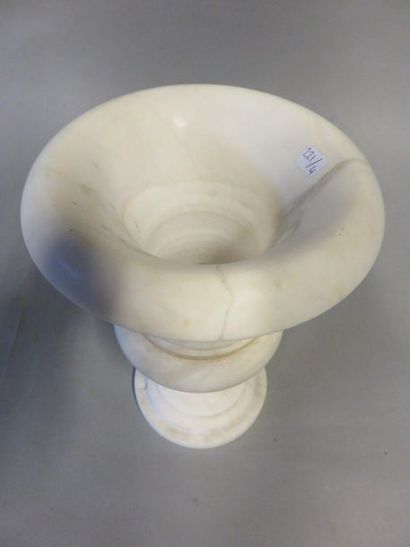 null Vase Medicis en pierre (restauré). 25x18 cm