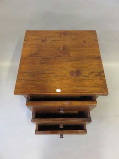 CHEVET Table de chevet en bois naturel à trois tiroirs de style asiatique. 61x41x44...
