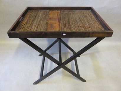 Table Table pliante en bois et rotin (mauvais état). 73x70x50 cm