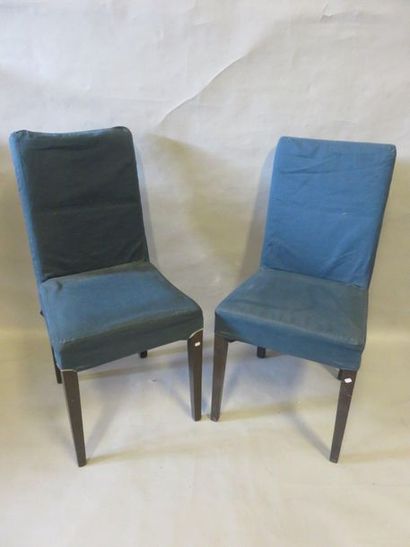 CHAISES Deux chaises modernes en bois et tissu bleu.