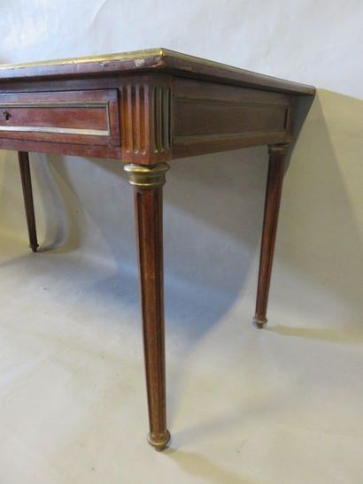 Bureau Mahogany flat desk with two drawers in the Louis XVI style. 74x131x69 cm