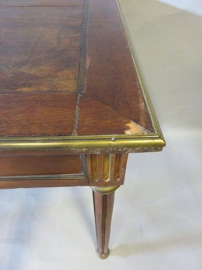 Bureau Bureau plat en acajou à deux tiroirs de style Louis XVI. 74x131x69 cm