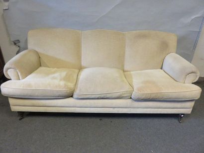 Canapé Three-seater sofa with casters in used beige fabric. 87x212x98 cm