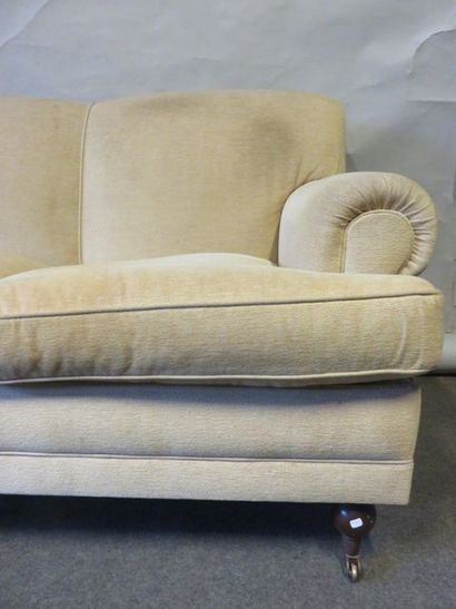 Canapé Three-seater sofa with casters in used beige fabric. 87x212x98 cm