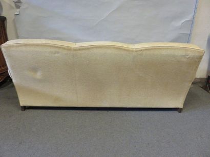 Canapé Three-seater sofa with casters in used beige fabric. 87x212x98 cm