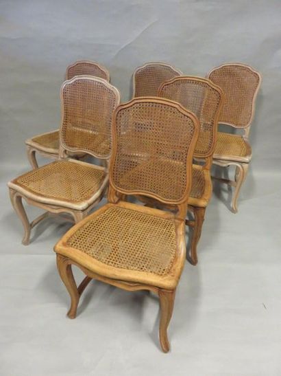 CHAISES Six chaises cannées à entretoises de style Louis XV.