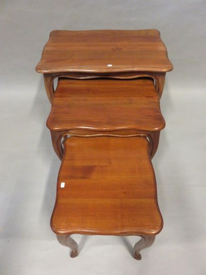 TABLES Trois tables gigognes en bois naturel de style Louis XV. 57x42x60 cm