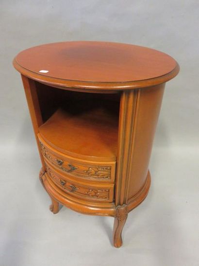 * Chevet Table de chevet ovale en bois naturel sculpté à deux tiroirs. Style Louis...