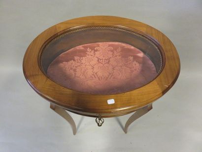 * Oval showcase table in cherry wood and marquetry. Transition style. 67x50x38 c...