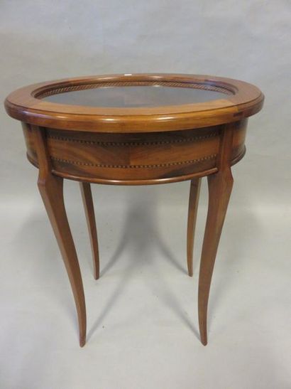 * Oval showcase table in cherry wood and marquetry. Transition style. 67x50x38 c...