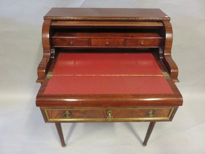 * Bureau Petit bureau cylindre à abattant et un tiroir en ceinture. Style Louis XVI....