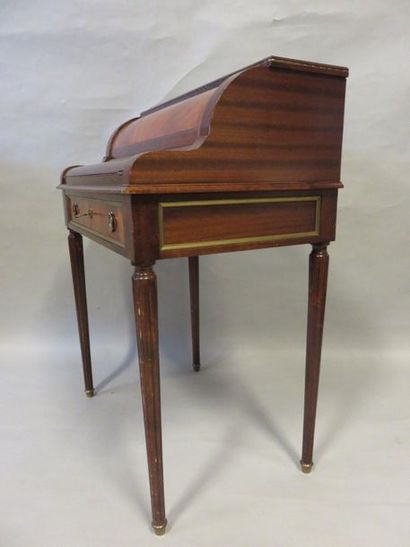 * Bureau Small cylinder desk with a flap and a drawer in belt. Louis XVI style. 100x75x50...