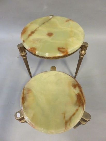 * Tablettes Deux tables gigognes rondes en bronze à plateaux en onyx. 37x45 cm