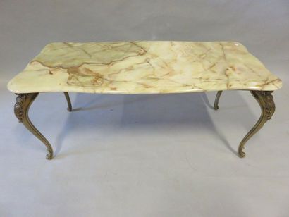 * Table basse Table basse en bronze ciselé de feuillages, plateau en onyx. 41x97x48...