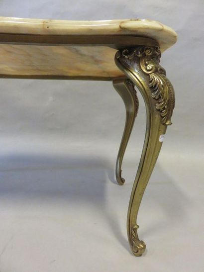 * Table basse Table basse en bronze ciselé de feuillages, plateau en onyx. 41x97x48...