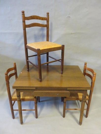 * Table Table à rallonges et un tiroir et trois chaises en bois teinté. 65x100x70...