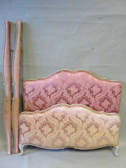 * Bois de lit Bois de lit laqué gris garni de soie rose de style Louis XV. 130x150x215...