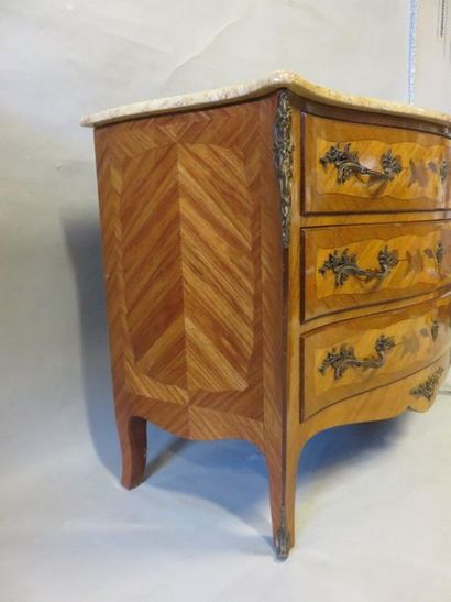 * Commode Chest of drawers in veneer wood and flower marquetry, opening with three...