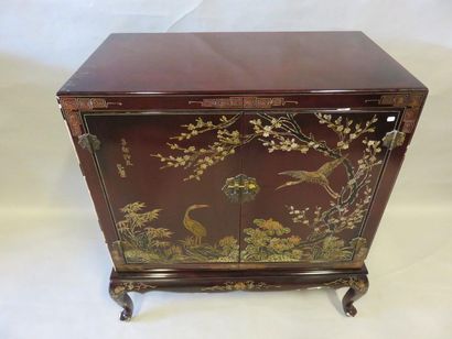 * Buffet Two-door Chinese sideboard, swivelling, in dark lacquered wood with bird...