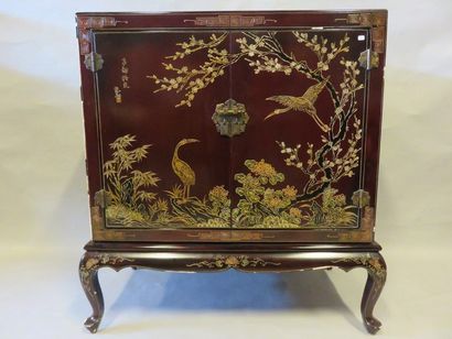 * Buffet Two-door Chinese sideboard, swivelling, in dark lacquered wood with bird...