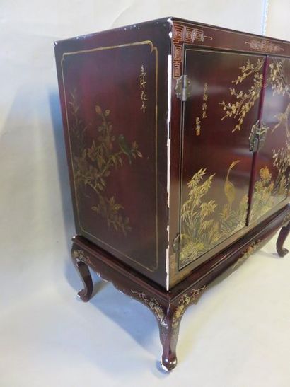 * Buffet Two-door Chinese sideboard, swivelling, in dark lacquered wood with bird...