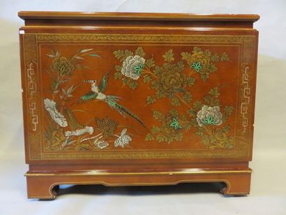 * Coffre Chinese chest with flap in light lacquered wood, on wheels. 78x96x50 cm