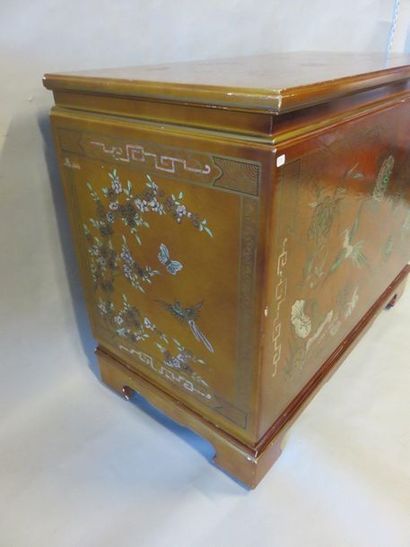 * Coffre Chinese chest with flap in light lacquered wood, on wheels. 78x96x50 cm