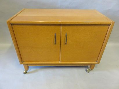 * Buffet Small sideboard in light wood with two doors on wheels. 69x90x45 cm