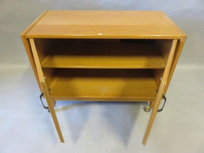 * Buffet Small sideboard in light wood with two doors on wheels. 69x90x45 cm