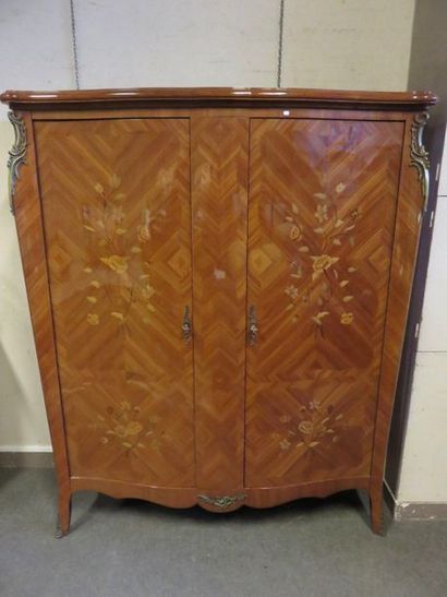 * Armoire Veneer and flower marquetry two-door wardrobe in Louis XV style. 185x185x62...