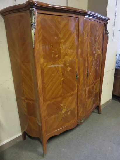 * Armoire Veneer and flower marquetry two-door wardrobe in Louis XV style. 185x185x62...