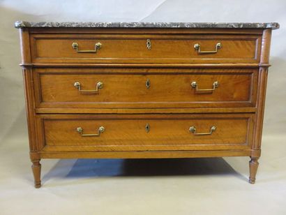 COMMODE Natural wood chest of drawers with three drawers and fluted uprights. Grey...