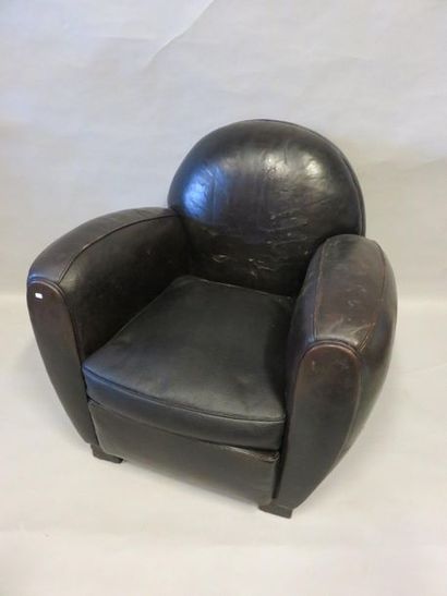 FAUTEUIL Black patinated club armchair. 82x98x90 cm (bad condition)
