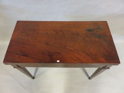 TABLE A JEU Mahogany veneer game table with flap (misses and accidents) XIX°. 77x94x46...