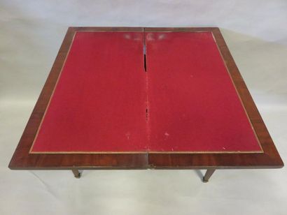 TABLE A JEU Table à jeu à abattant en placage d'acajou (manques et accidents) XIX°....