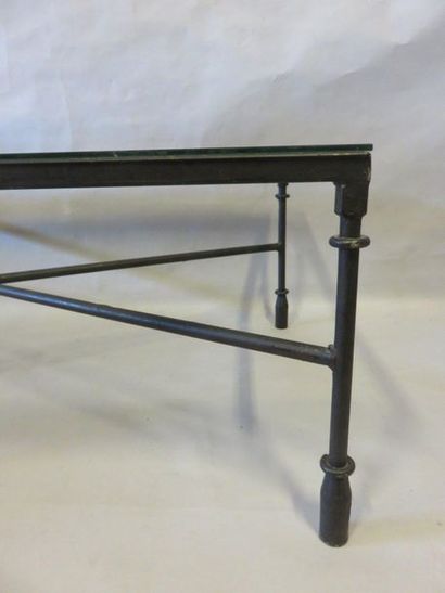 TABLE BASSE Grande table basse en métal laqué noir, plateau verre. 44x125x76 cm