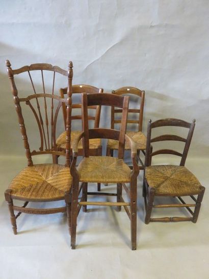 CHAISES Five straw chairs in natural wood.