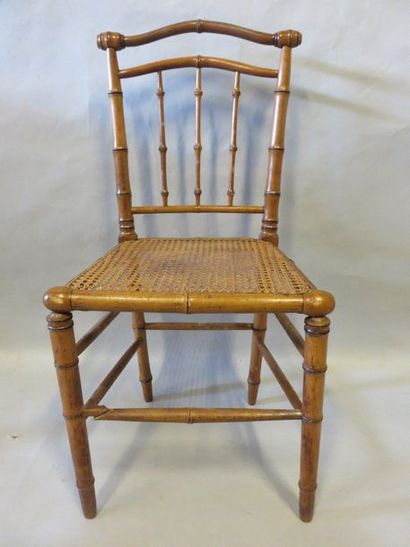 CHAISES Trois chaises cannées en bois naturel façon bambou. On y joint une chaise...