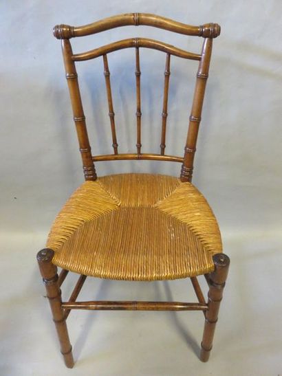 CHAISES Trois chaises cannées en bois naturel façon bambou. On y joint une chaise...