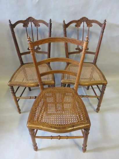 CHAISES Trois chaises cannées en bois naturel dont une paire.