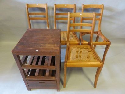 CHAISES Quatre chaises cannées (manque deux galettes) et un meuble casier en bois...