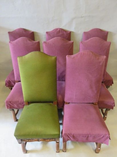 CHAISES Huit chaises os de mouton garnies de tissu vert et recouvertes d'une housse...